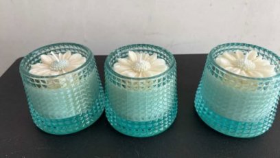 turquoise kaars met sandelhoutgeur